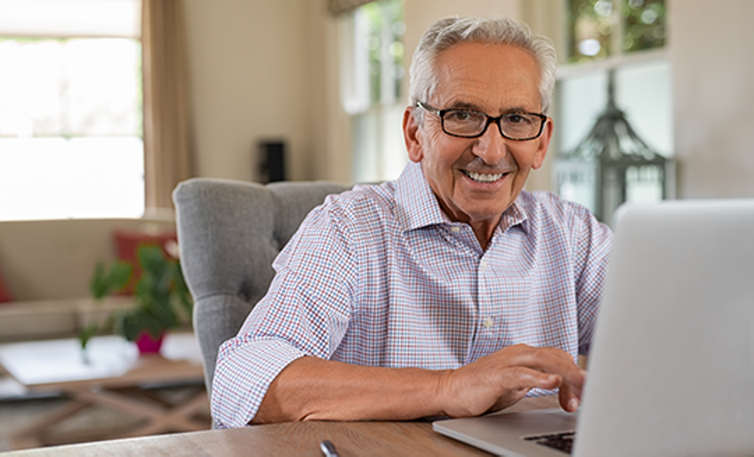 Ratgeber- Digitales Erbe - Älterer Herr sitzt vor Laptop